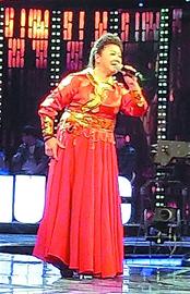 青島蘇珊大媽亮嗓戰勝美蘿莉 打工仔歌喉艷驚四座