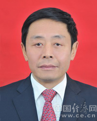 龍華，男，漢族，重慶巴南人，1958年2月生，研究生，歷史學碩士，講師、政工師，1976年8月參加工作，1988年6月加入中國共產黨。