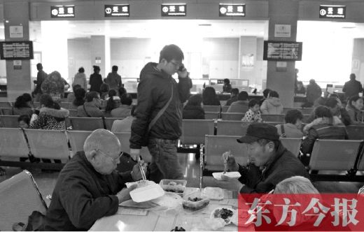 　3月5日，鄭州市房屋交易和登記中心，房產交易過戶人數激增，為節省時間，有人的午餐便在大廳里解決。
