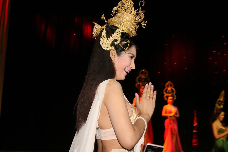 泰國曼谷人妖表演秀驚艷四座 豪乳美腿秒殺國內超模