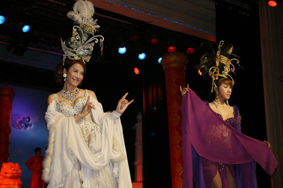 泰國曼谷人妖表演秀驚艷四座 豪乳美腿秒殺國內超模