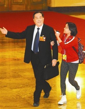 鐵道部部長盛光祖被攔下，欣然接受采訪