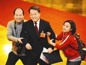 交通運輸部部長楊傳堂被攔下接受采訪