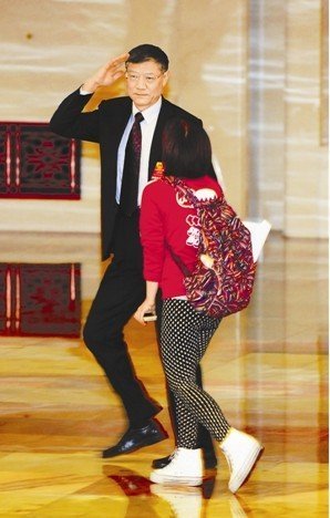 住房和城鄉建設部部長姜偉新敬禮婉拒采訪，匆匆離去