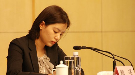 全國人大新聞中心美女翻譯引關注