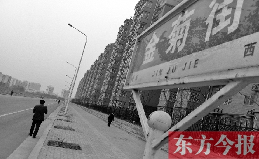 昨天是植樹節，鄭州市高新區一條街道上，180多個已經挖了一年多的樹坑依然沒有種上樹。“啥時候種，需要領導來定，領導還沒說具體時間。”鄭州市高新區管委會綠化科一名張姓工作人員說。