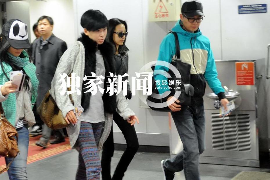 董潔面似“黃臉婆”高調(diào)離京 無(wú)視傳聞帶笑容
