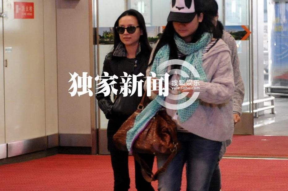 董潔面似“黃臉婆”高調(diào)離京 無(wú)視傳聞帶笑容