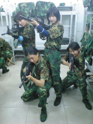 張京（左一）進外交部后軍訓照片