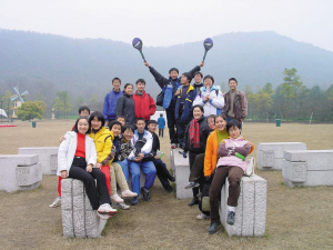 高一時，全班去太子灣公園玩。右二穿著黃色衣服的是張京。左上中間穿著黑衣服的女孩是也進了外交部的趙婷，圍紅色格子圍巾的是胡躍波老師。圖片由胡躍波老師提供