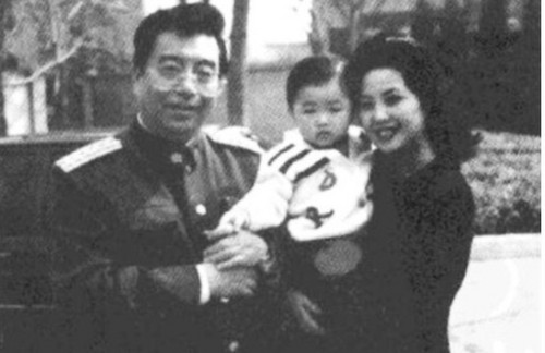李雙江、李天一、夢鴿一家三口的合影。