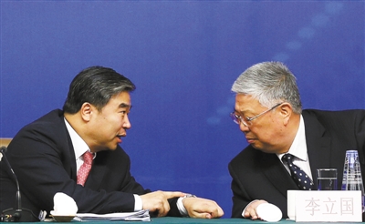 昨日，民政部副部長竇玉沛提醒部長李立國，記者會結束時間快到了。新京報記者 韓萌 攝