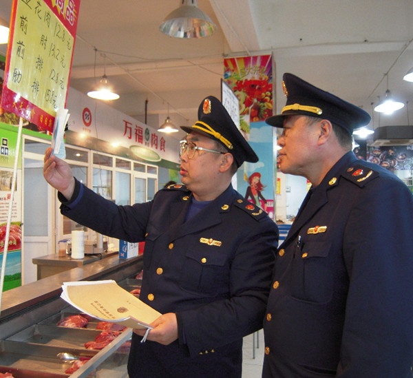 執(zhí)法人員對轄區(qū)內(nèi)“萬福專賣”店面和攤點進(jìn)行專項檢查