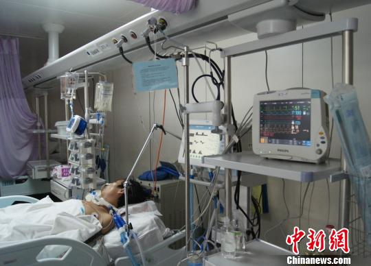洞房花燭夜被中國古人稱為人生四喜之一，但對于來自山西省偏遠山村的李瑞江來說，新婚之夜足以成為其人生之大悲。李瑞江疑因被“鬧洞房”時導致的支氣管斷裂及并發癥，或將變成植物人。張怡攝