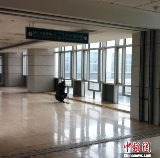 洞房花燭夜被中國古人稱為人生四喜之一，但對于來自山西省偏遠山村的李瑞江來說，新婚之夜足以成為其人生之大悲。李瑞江疑因被“鬧洞房”時導致的支氣管斷裂及并發癥，或將變成植物人。張怡攝
