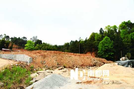 惠州地派鎮地派溫泉酒店對面，是曾廣興所稱倒土的位置，但現場并無大量棄土，當地村委也否認曾有大量棄土。