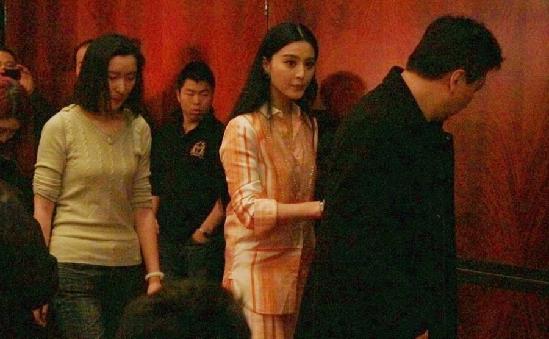 范冰冰現身獲多人護駕 助理攙扶開路照顧周到