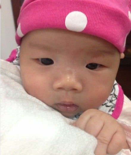 黃奕老公曝女兒正面照。