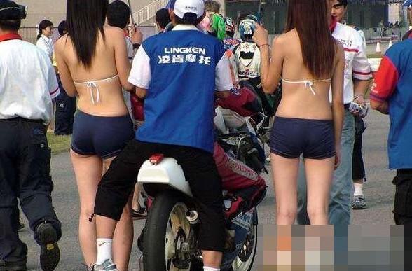 大膽開放女車模 穿得太露骨了