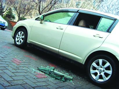 小區私家車頻被破窗 居民盼裝電子眼擒賊