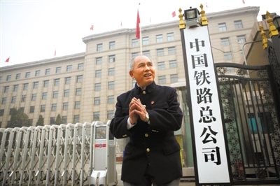 3月17日，中國鐵路總公司門前，市民在與新掛的中國鐵路總公司牌子合影。昨日清晨，掛了64年的鐵道部牌子被悄然換下。 新京報記者 侯少卿 攝