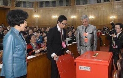 監票人趙本山檢查票箱