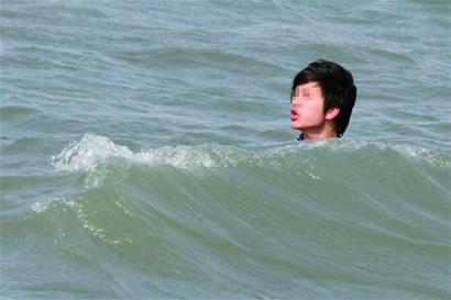 在棧橋附近冰涼海水中漂了近20分鐘 警民聯手駕快艇將其救上岸