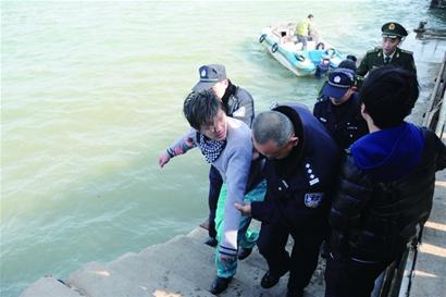 在棧橋附近冰涼海水中漂了近20分鐘 警民聯手駕快艇將其救上岸