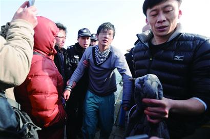 在棧橋附近冰涼海水中漂了近20分鐘 警民聯手駕快艇將其救上岸