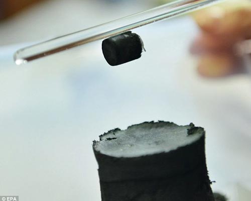 研究人員采用玻璃棒所帶的靜電，取下一片石墨稀氣膠凝體。