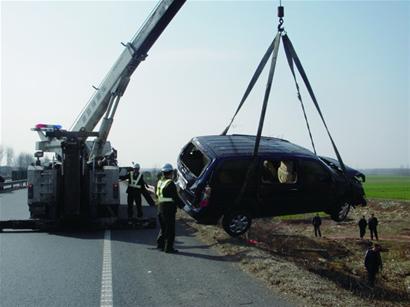 司機打瞌睡商務車滾進路邊溝