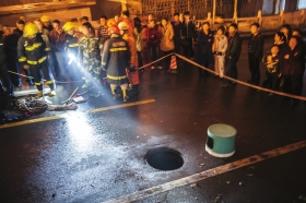 3月22日，長沙涂家沖附近，一名21歲的女孩掉進下水道不知所蹤，出事的區域已經被警戒線圍了起來。圖/記者李坤