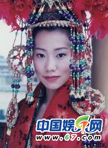 圖揭“窮酸”劇組雷人古裝造型 蔣勤勤戴雞毛陳喬恩PK日本動(dòng)漫