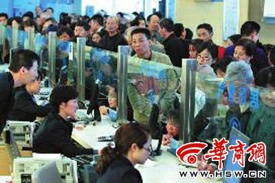 昨日，市民在西安秦華天然氣營業廳排隊購買天然氣，隊伍迂回排出了大門本報記者 湯繼穎 攝