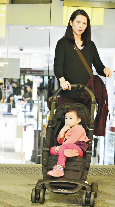 蔡少芬素顏現身挺大肚帶女兒逛街 湯圓做嬰兒車咬手指