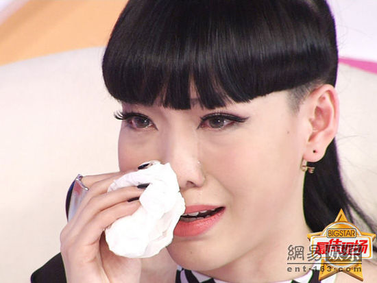 吳莫愁拭淚。