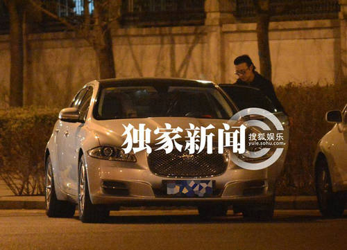 追星:汪峰攜美女豪車密會似車震 童謠似戀黃渤潮裝出街