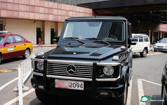 資料圖：網友拍攝的軍牌豪車。