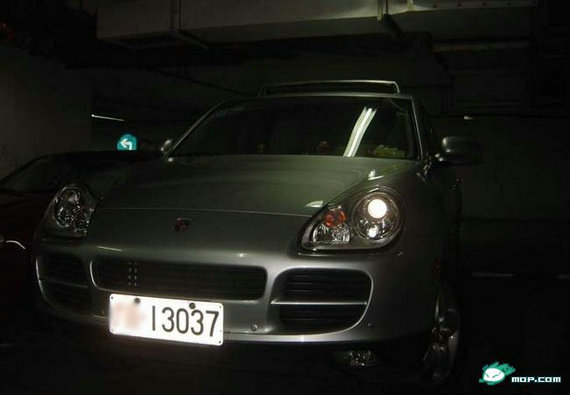資料圖：網友拍攝的軍牌豪車。