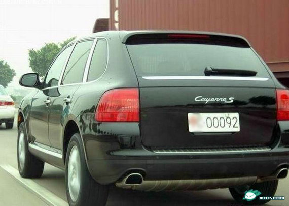 資料圖：網友拍攝的軍牌豪車。