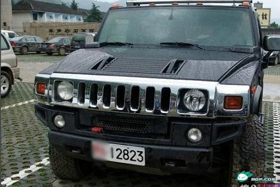 資料圖：網友拍攝的軍牌豪車。