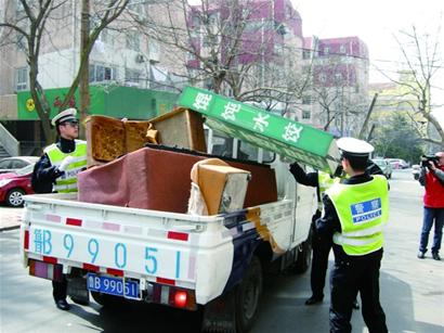 破椅爛沙發成青島商家占路神器 四車道變兩車道