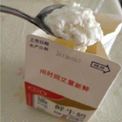 三元牛奶保質期內散發豆腐腦酸臭味 投訴無門