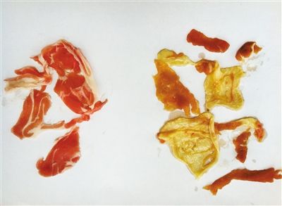 純羊肉卷解凍后呈鮮紅色(左)。從新發(fā)地牛羊肉批發(fā)市場(chǎng)商戶高佳處買的摻假羊肉卷(右)，解凍后肥瘦分散，顏色發(fā)黃。