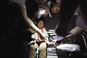 5月31日，寧波第三醫院(寧大附屬醫院)，急診室走道內，出現中毒癥狀前來治療的患者中不乏小孩子的身影 攝影 記者 賈東流