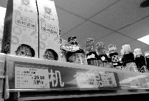 永旺超市里，兒童醬油價(jià)格不菲且品種繁多，但買(mǎi)的顧客較少。信息時(shí)報(bào)記者 郭柯堂 攝 