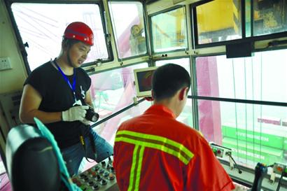 青島港超級工人煉成記:50米高空對準鎖眼