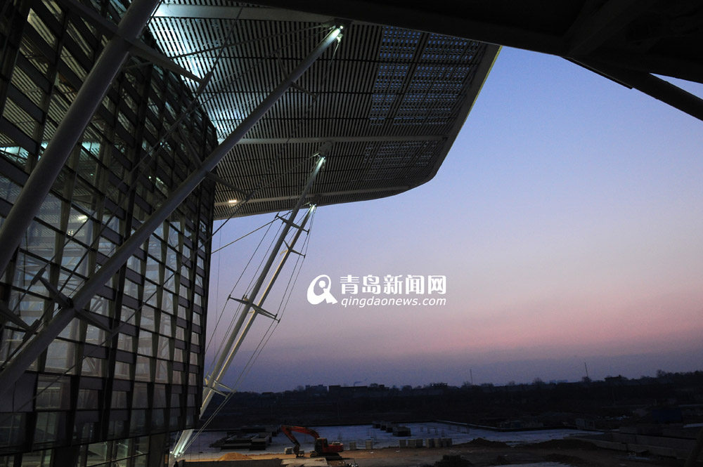青島火車北站啟用 首列火車今?？? border=