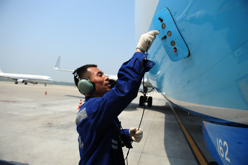 高清：實拍青島機場飛機檢修全程 差錯零容忍