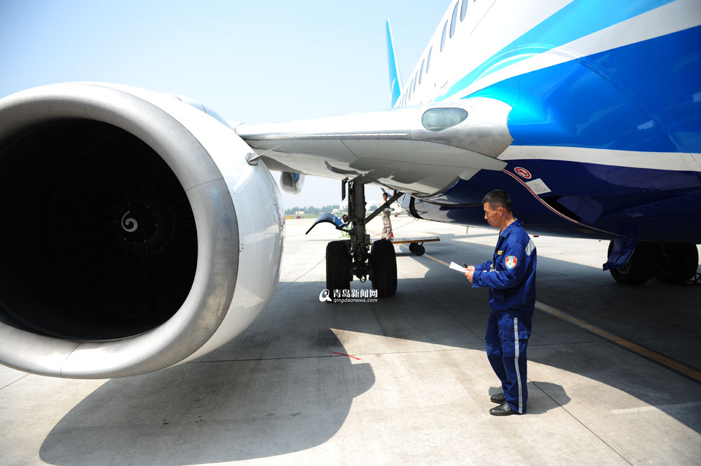 高清:實拍青島機場飛機檢修全程 差錯零容忍 高清:實拍青島機場飛機檢修全程 差錯零容忍